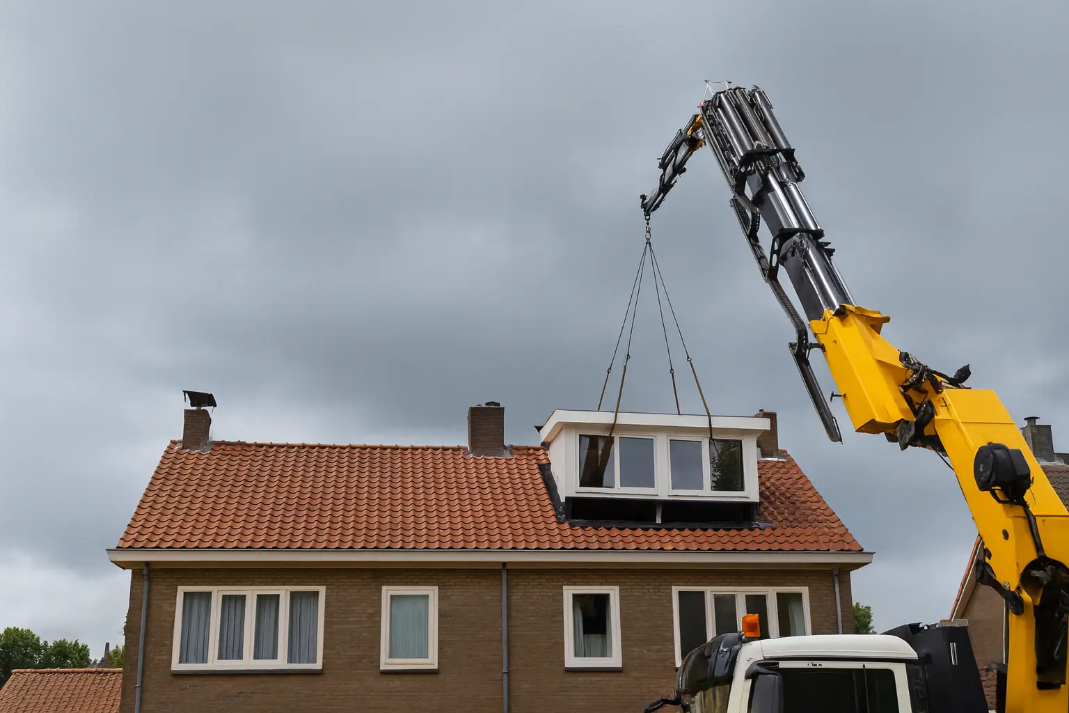 Nieuwe prefab dakkapel met plat dak en HR++ glas geplaatst op een woning in capelle aan de ijssel