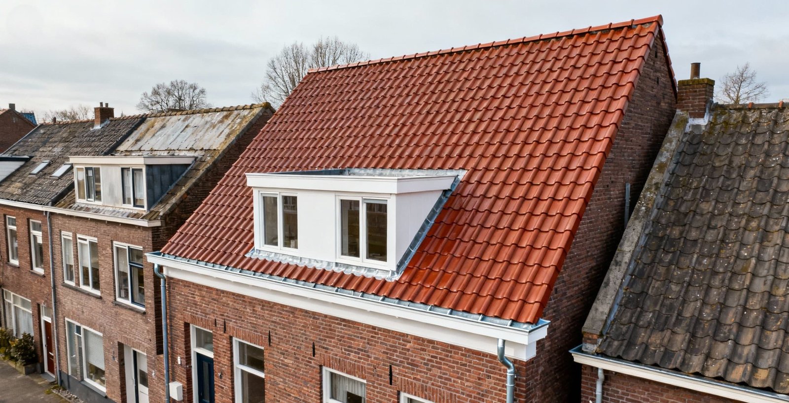 Dakrenovatie tussenwoning Rotterdam-Oost – nieuw pannendak met twee dakkapellen