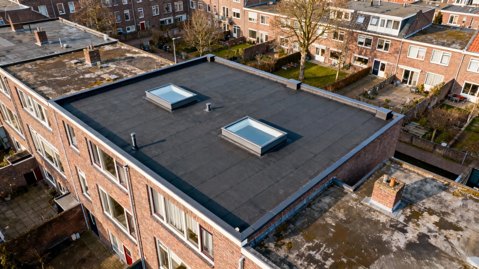 Nieuw EPDM plat dak met lichtkoepels – dakrenovatie Schiedam