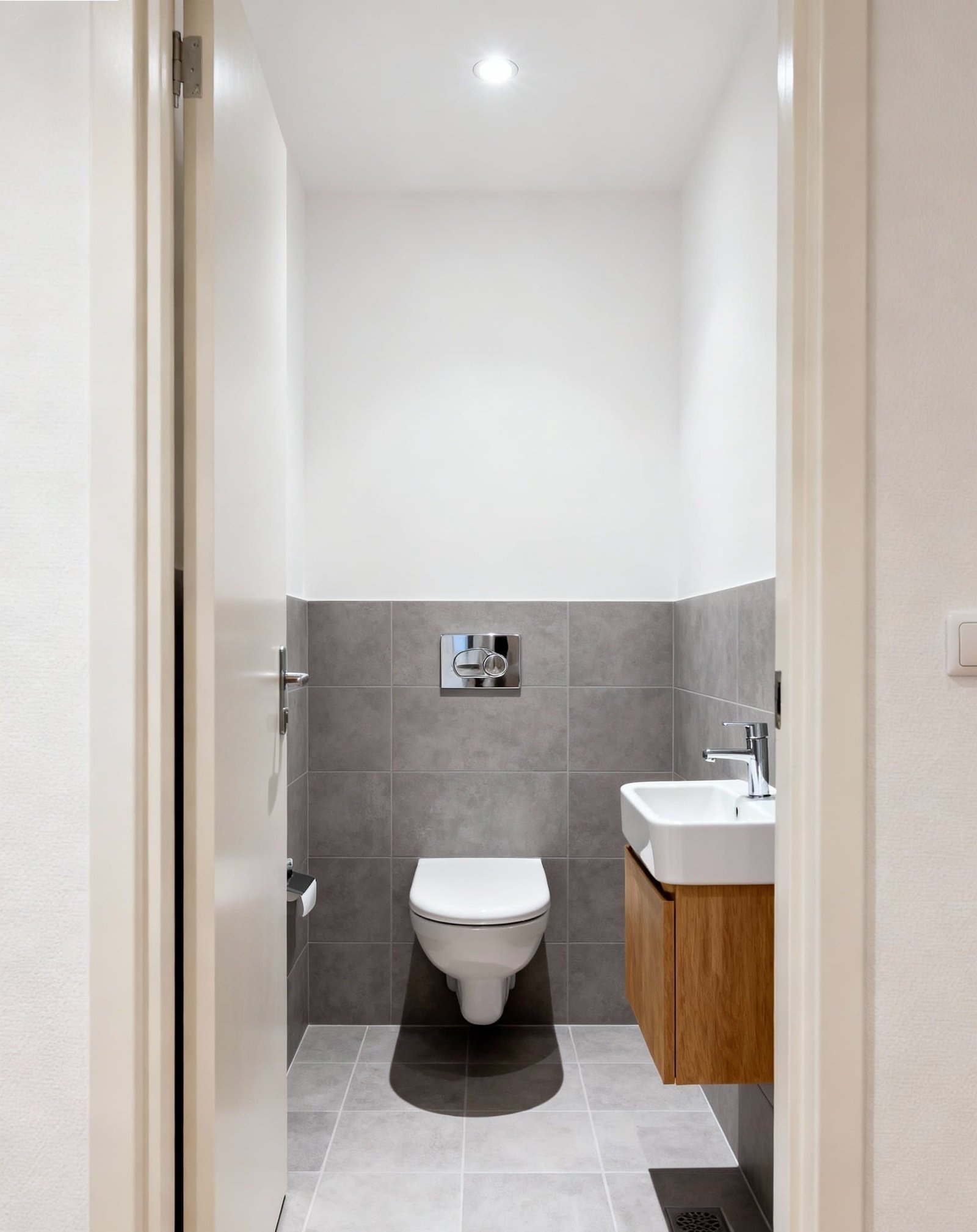 Modernisering toilet Rotterdam-Noord – hangtoilet en grijze tegels